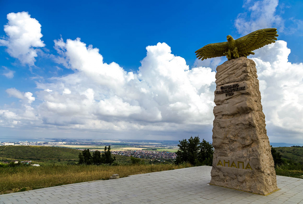 Памятник-стела «Парящий орел»